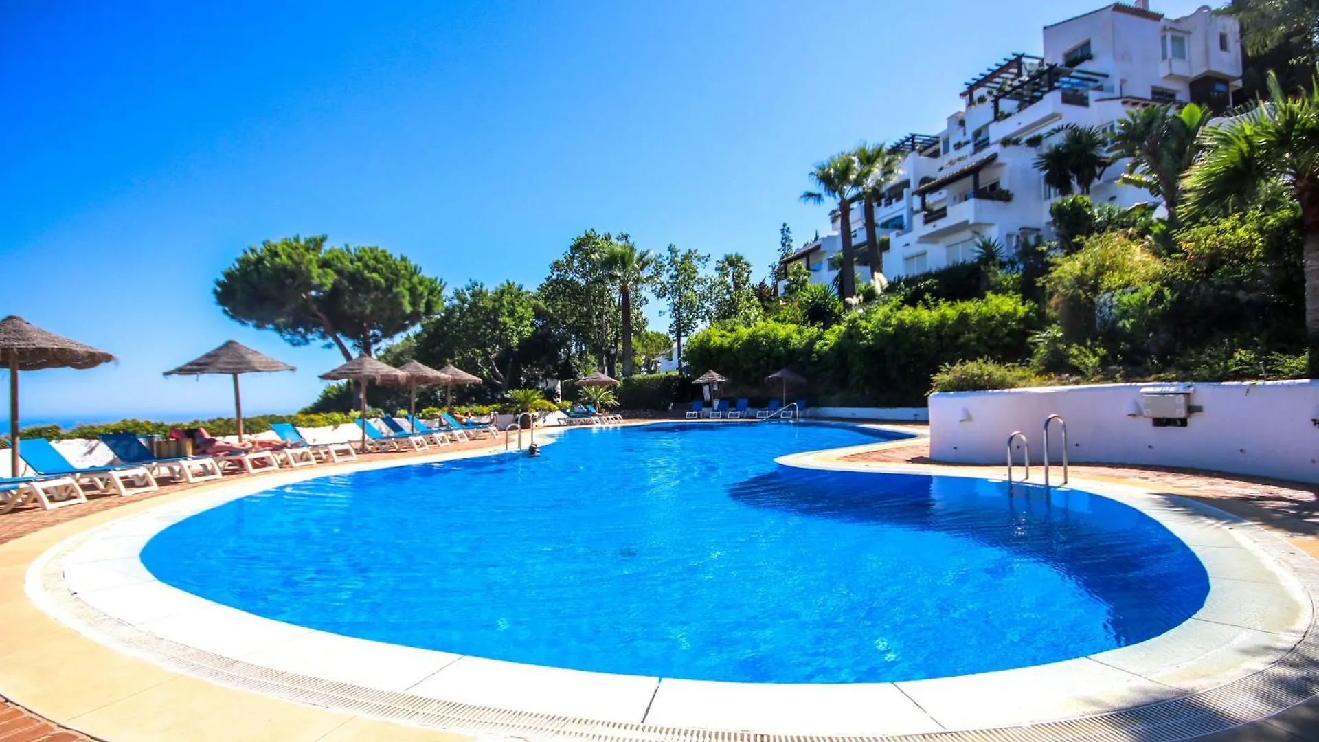 Three Bedroom Apartment La Mairena Elviria Ojén