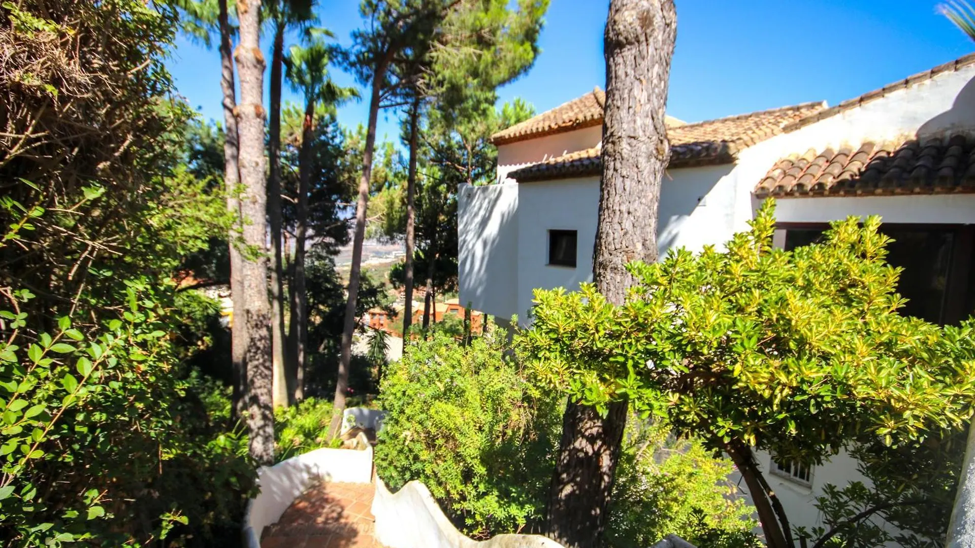 Three Bedroom Apartment La Mairena Elviria Ojén