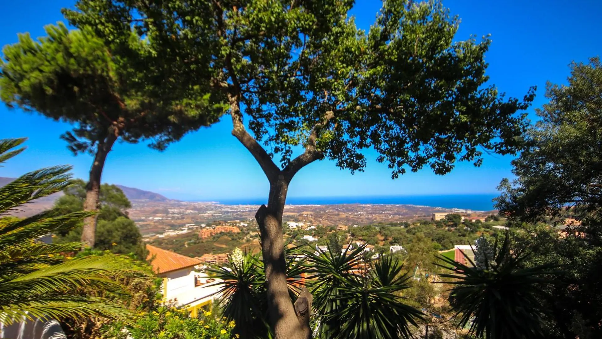 Three Bedroom Apartment La Mairena Elviria Ojén 0*,  Ισπανία