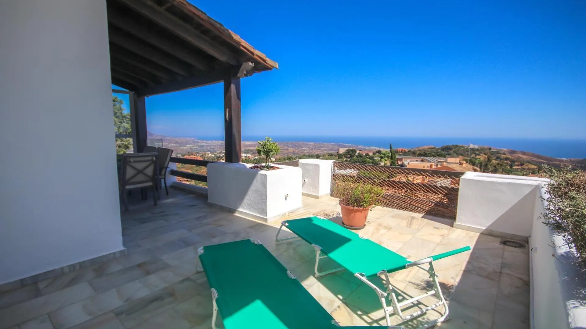 Three Bedroom Apartment La Mairena Elviria Ojén