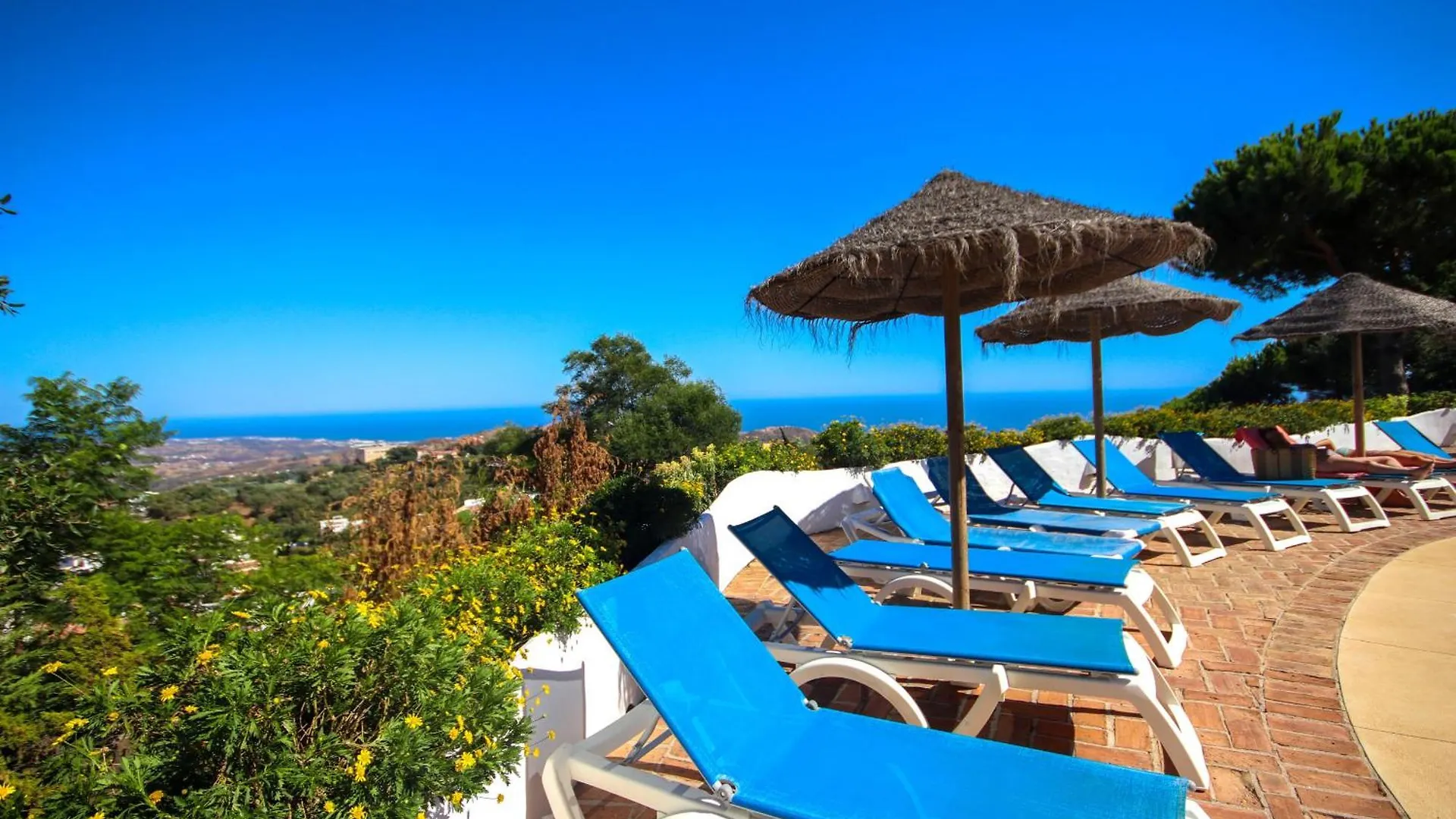 Three Bedroom Apartment La Mairena Elviria Ojén